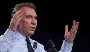 Législative: Bayrou tire sur les parachutés
