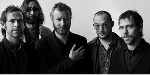 Inélégant tel est la traduction du titre "Graceless" de The National le groupe préféré de Barack Obama ,ils s'amusent dans leur clip en costard a sauter dans la piscine bière à la main, ils s'éclatent est la musique reste à la hauteur d'une élégance rare est belle on écoute