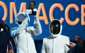 Dit Grammy dit moi des choses tendre ... 56ème cérémonie des Grammy Awards Daft Punk a gagné cinq d'entre eux sur cinq possible les Handballeurs, bon sang la voilà la France qui gagne get lucky now and don't play short ! come on frenchy vidéo en dessous !!