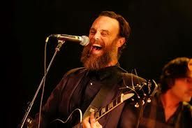Rodrigo Amarante signe avec « Cavalo » un premier album solo plein de grâce voir le Brésil autrement qu'avec de la salsa plus pop moins festif , la saudade brésilienne en folk onirique. Un petit trésor intimes sublimées en poésie et en arpèges...
