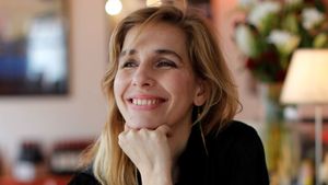 Après tout ce chamboulement il faut garder du mouvement et grâce à Barbara Carlotti on va le garder le mouvement ! Voici son dernier titre tiré de son album "Cosmic Fantaisie" (2014)
