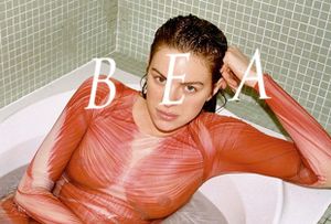 Le moins que l'on puisse dire c'est que la fille nommé "Béa" n'a pas froid dans sa baignoire, mouillé la robe, les cheveux,les yeux, elle chante "Breadwinner", bienvenue dans la famille électro pop envoûtante d'une demoiselle bien secrète qui prend son bain habillée bon on écoute où on prend une douche ?