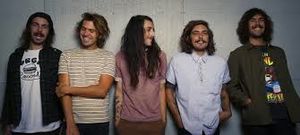 Dans la marée noire des disques échoués sur l'ordi, c’est certainement celui que j'ai le plus écouté ! The Growlers un groupe Américain avec un physique de hippies voilà donc " Not. Psych! " Un disque qui a définitivement fait sa place sur la scène Indie. Hey ! voici "Crossfire session"
