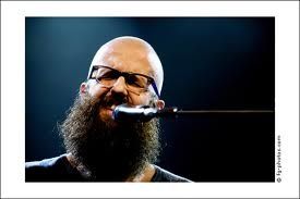 Bon à partir d'aujourd'hui, on se laisse pousser la barbe et on se rase le crâne , Ce gourou Américain qui se prénomme "William Fitzsimmons" fait du folk mais quel folk simple élégant ! au coin du feu cet hiver c'est sur moi j'écoute ce titre "centralia" histoire de me recentrer sur mes idées de barbe et de cheveux parce que bon pour manger la soupe là ...