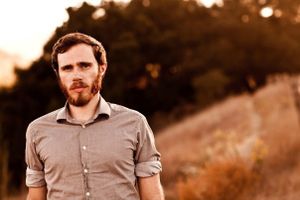 James Vincent McMorrow est un irlandais cool chante doucement calmement avec "post tropical" il sort son deuxième album, il est monté à cheval vers l'Amérique le galop fut sourd beau et poussiéreux voici donc "cavalier" et "red dust" !!