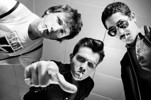 Superbe ! La marche avant du groupe "Mustang en vue d'un nouvel album, "Écran Total", qui paraîtra au printemps prochain est lancée avec ce titre du même nom vraiment ils nous font la totale bientôt sur vos écrans yo !