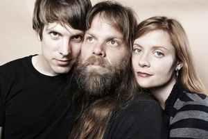 En voila un joli cadeau de Noël vraiment les joyeux lurons de "Shearwater" ce sont fait plaisir en sortant cet album et en même temps j'ai écouté ce titre avec un réel plaisir l'album se nomme "Fellow Travellers" et le morceau "I Luv The Valley OH" !! pourrait faire peur au Père Noël ...