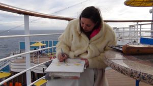 Isabelle dessine sur le pont arrière.