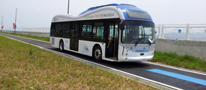 La route recharge les batteries des bus électriques.