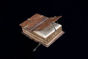 Le grimoire peut être lu de six façons différentes