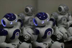Les robots collaborent ensemble.