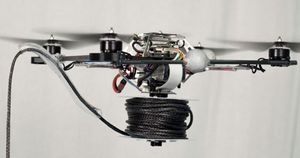 Capables de travailler en collaboration, ces incroyables drones ont construit un pont résistant au poids d’un homme