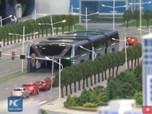 Ce bus chinois peut enjamber les voitures _mise à jour_