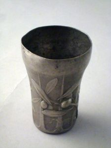 Gobelet en étain de Jules Brateau, L'olivier fait en 1897