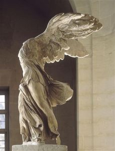 Statue de la victoire de Samothrace vue de profil