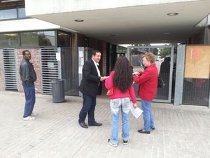 Rencontre avec les parents devant l'école Romain Rolland