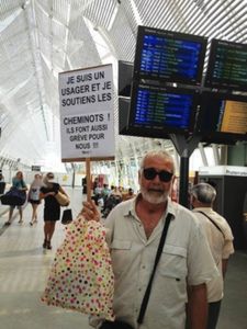 UNION SACREE ENTRE GREVISTES CHEMINOTS ET USAGERS