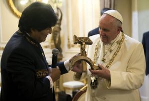 LE PAPE A RECU DU PRESIDENT BOLIVIEN UNE CROIX AVEC FAUCILLE ET MARTEAU