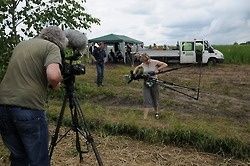 Le goupillon, le tracteur et le cameraman... C'est la Pologne !