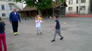 Les CE1 et la balle ovale