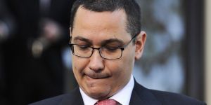 La rumania ĉefministro Victor Ponta anoncis hodiaŭ sian demision