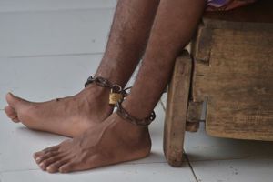 Indonezio : ĉenoj kiel kuracado por la mensmalsanuloj