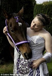ELLE CHOISIT SON CHEVAL COMME ... DEMOISELLE D'HONNEUR