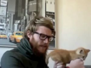 IL MALTRAITE SON CHATON POUR AMUSER INTERNET