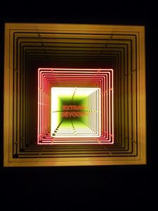 Ivan Navarro illumine en couleurs la galerie Templon, Paris