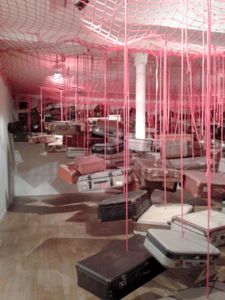 "Small room", une exposition envoûtante de Chiharu Shiota, à la galerie Templon, Paris