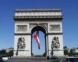 SOUS L'ARC DE TRIOMPHE