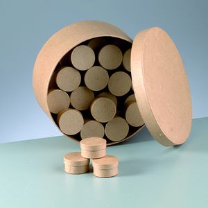 Il y a 50 petites boîtes rondes comme boîte cadeau présentées dans une boîte à chapeau