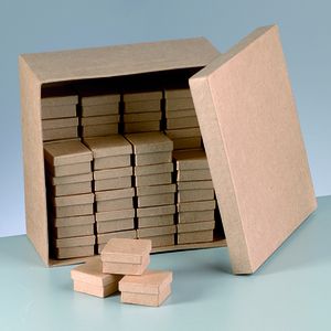 Grande boîte carton carrée et ses 50 petites boîtes carrées.
