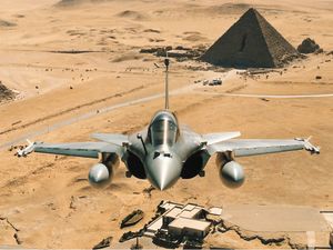 Rafale : les discussions avec l'Egypte sont « assez avancées », selon Le Drian