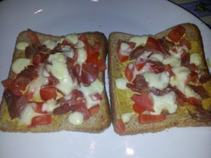 Tartines gratinées a la raclette