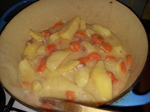 râgout de pommes de terre aux carottes et au lard