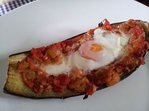 Aubergines farcies, oeuf au nid