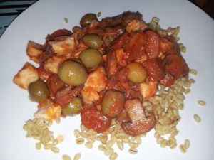 Lieu à la tomate, champignons et olives