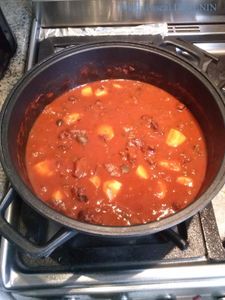 Vörösboros marhapörkölt… en français : "goulash"