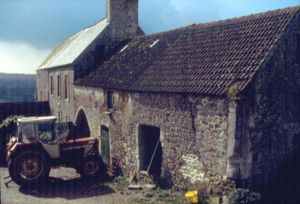 LE MANOIR DES PERQUES (50) : Un exemple de logis médiéval en Clos du Cotentin