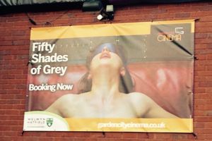 Une affiche publicitaire annonçant la sortie au cinéma de Cinquante nuances de Grey est jugée indécente dans une ville de la banlieue de Londres