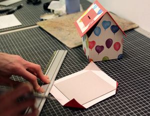 Encadrement ou cartonnage : le carton est le matériau de base de toutes les créations de l'atelier !