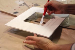 Encadrement ou cartonnage : le carton est le matériau de base de toutes les créations de l'atelier !