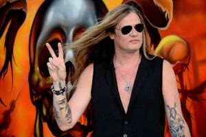 Le clip de "All My Friends Are Dead" de Sebastian Bach est disponible
