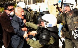 Glénos Manolis tentant d'entrer au Parlement, en février 2012