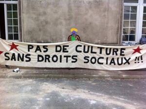 Les précaires mettent à profit la manifestation pour lancer une action. Ça déborde et ça rassemble !