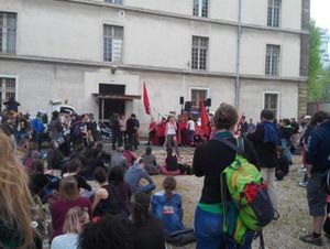 Les précaires mettent à profit la manifestation pour lancer une action. Ça déborde et ça rassemble !