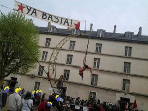 Les précaires mettent à profit la manifestation pour lancer une action. Ça déborde et ça rassemble !