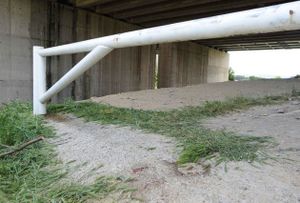 Ugnano (Firenze) : Nuda e crocifissa sotto il cavalcavia