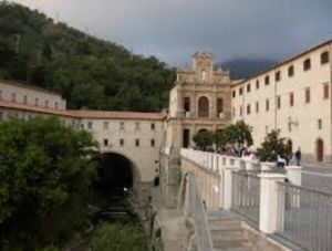 PAOLA (CS) - Una donna di 41 anni si è tolta la vita lanciandosi nel vuoto dal parapetto della Vecchia Basilica